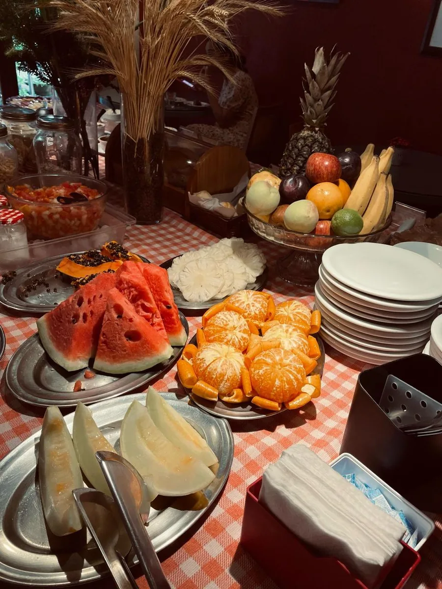 Frutas frescas cortadas no café da manhã: melancia, melão, mexerica e abacaxi