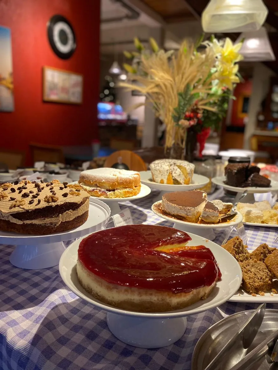 Bolos ingleses do café da manhã, entre eles o Victoria Sponge Cake